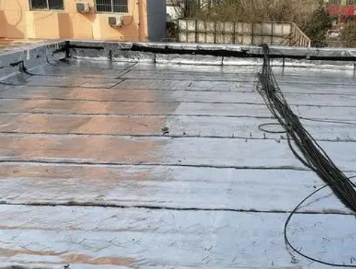 焦作卫生间漏水维修公司分享下焦作屋面楼顶防水刚性防水层施工要点。